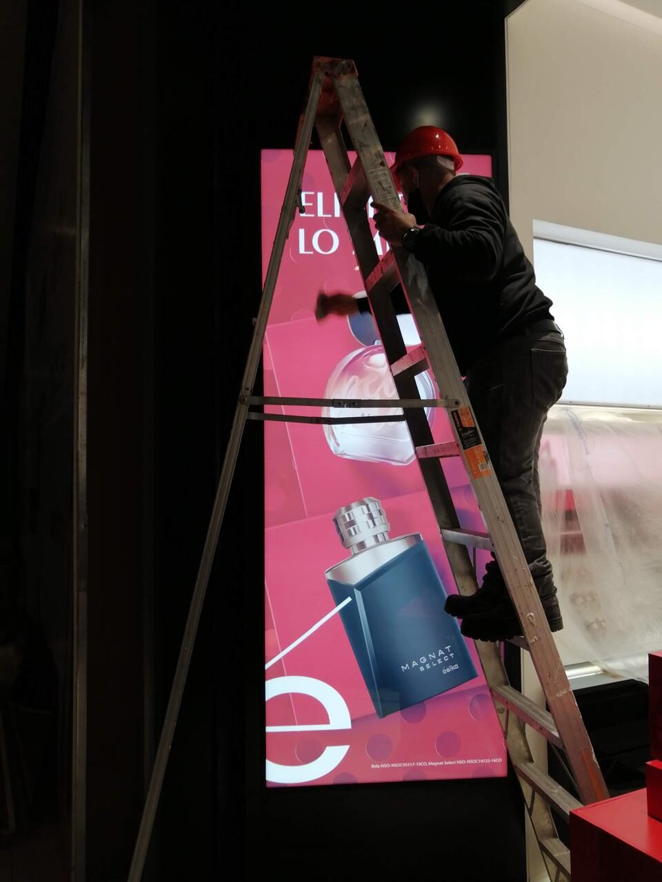 Caja de luz Esika Mall Plaza Comas