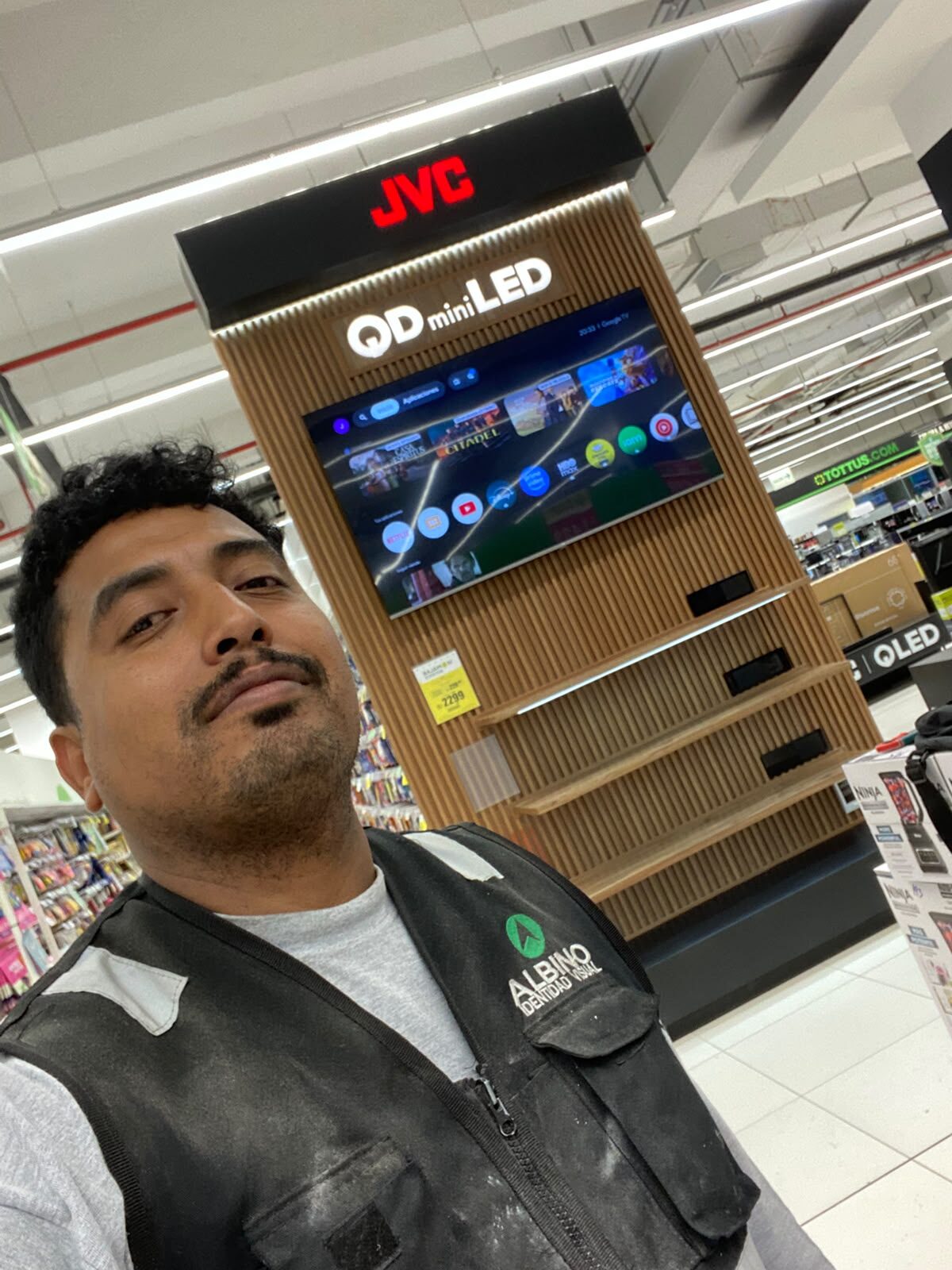 Implementación mueble de TV JVC Tottus Real Plaza Puruchuco