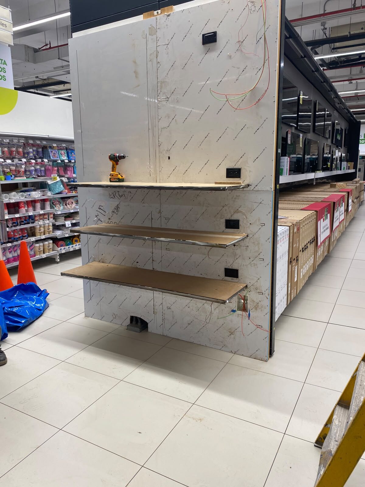 Implementación mueble de TV JVC Tottus Real Plaza Puruchuco