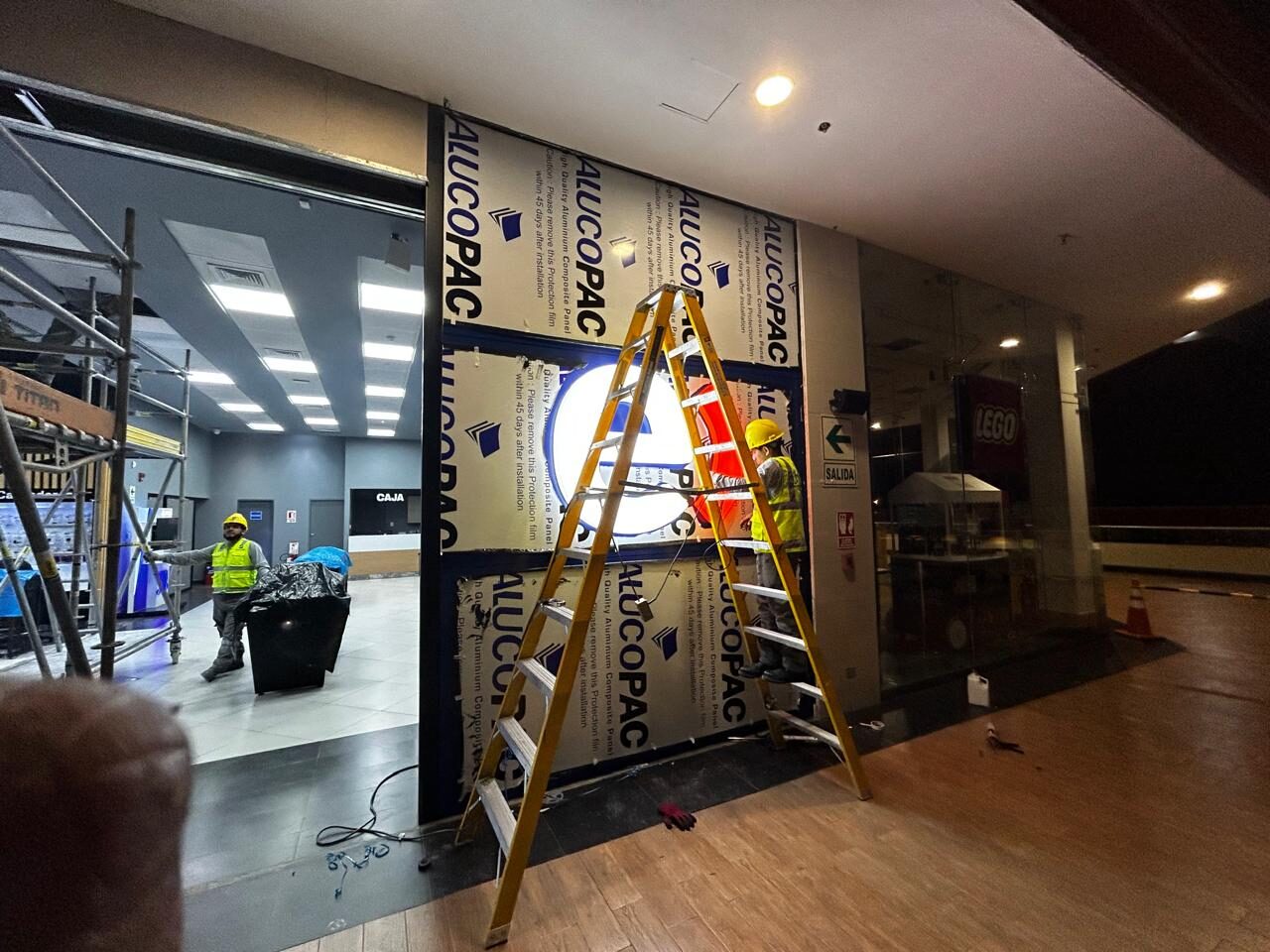 Letrero Bros Pollos e isotipo de Entel Real Plaza Puruchuco