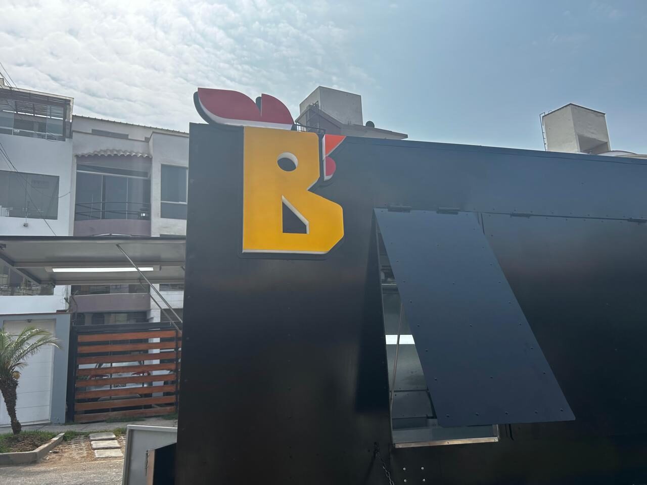 Letrero Bros Pollos e isotipo de Entel Real Plaza Puruchuco