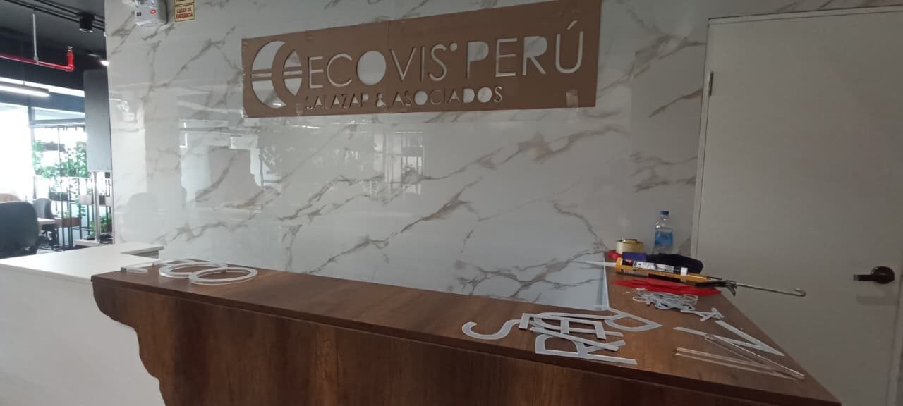 Letrero Ecovis Perú y porta afiche acrílico