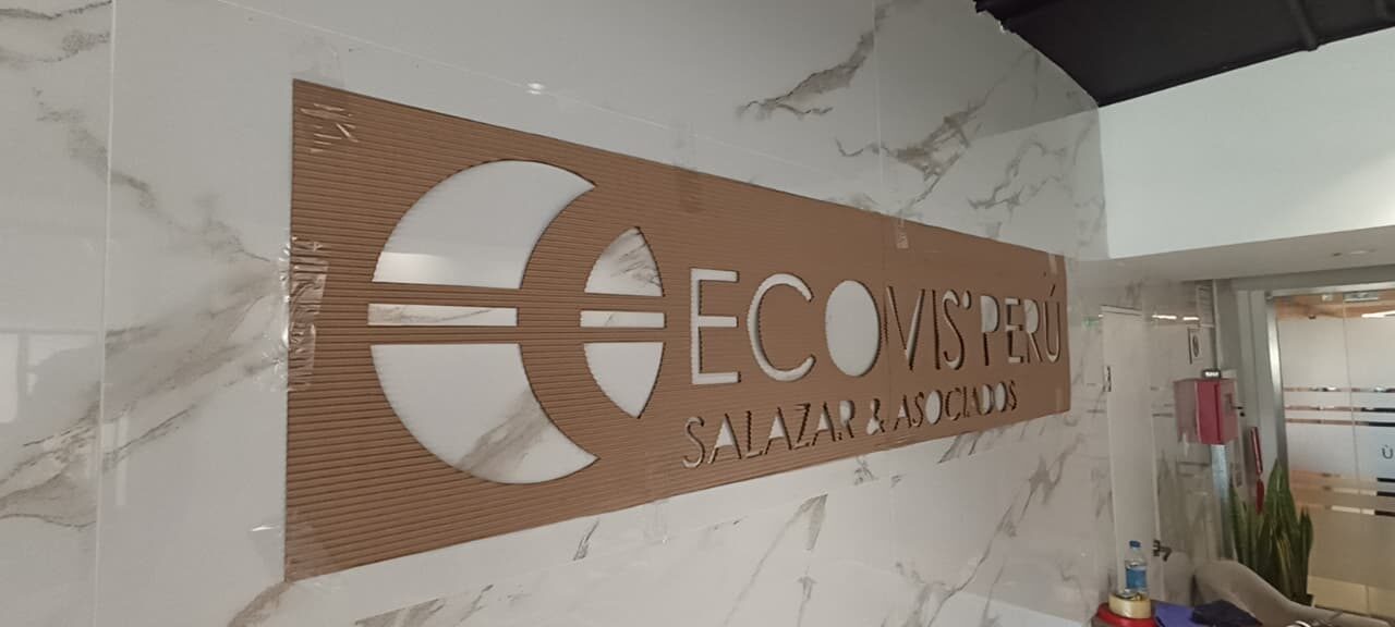 Letrero Ecovis Perú y porta afiche acrílico