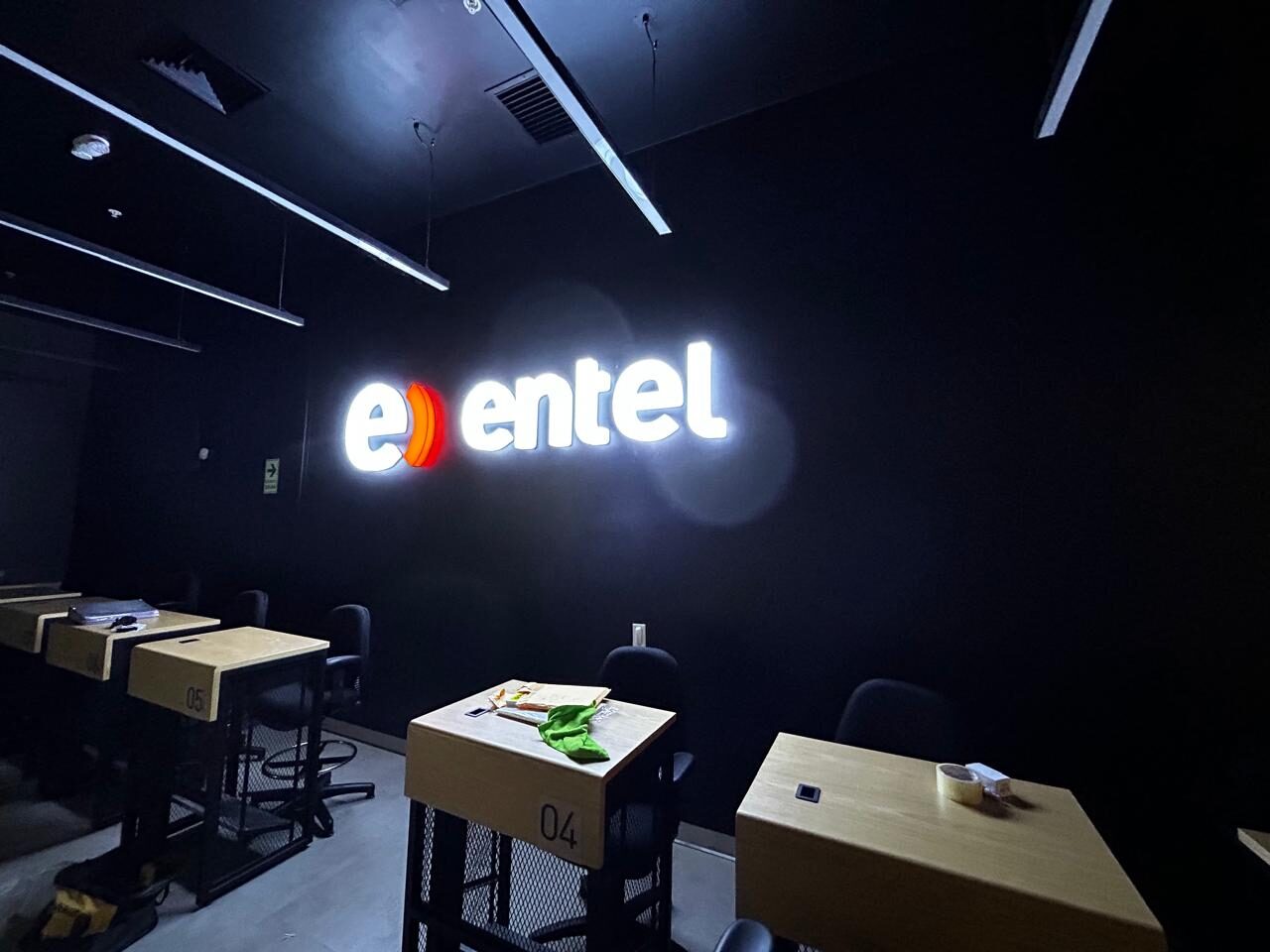 Letrero luminoso TPF Entel Real Plaza Puruchuco