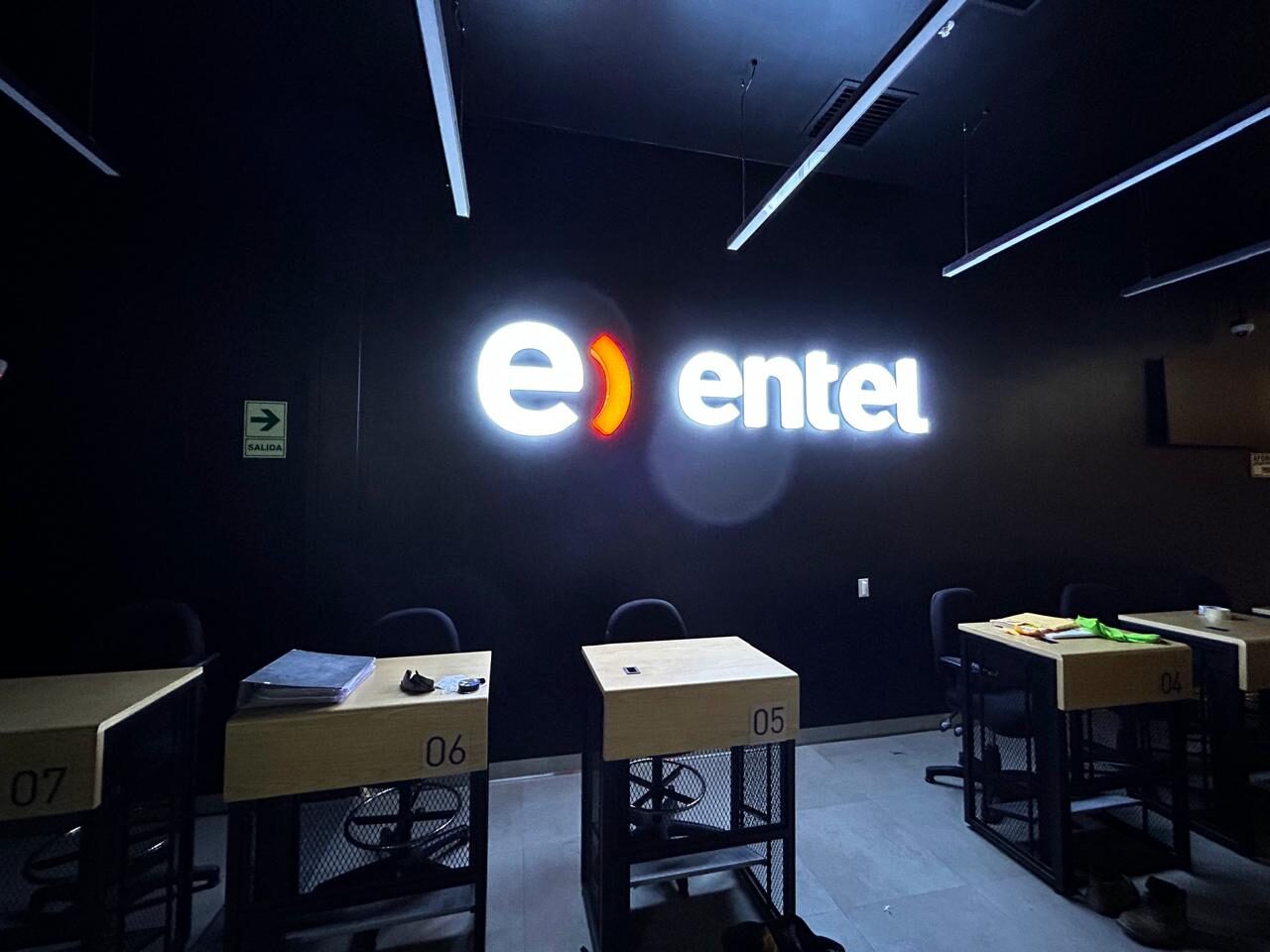 Letrero luminoso TPF Entel Real Plaza Puruchuco