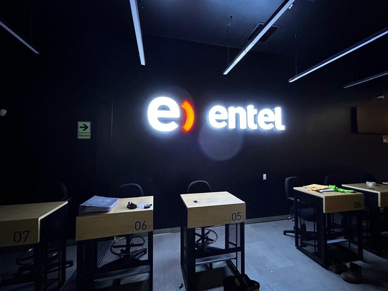 Letrero luminoso TPF Entel Real Plaza Puruchuco