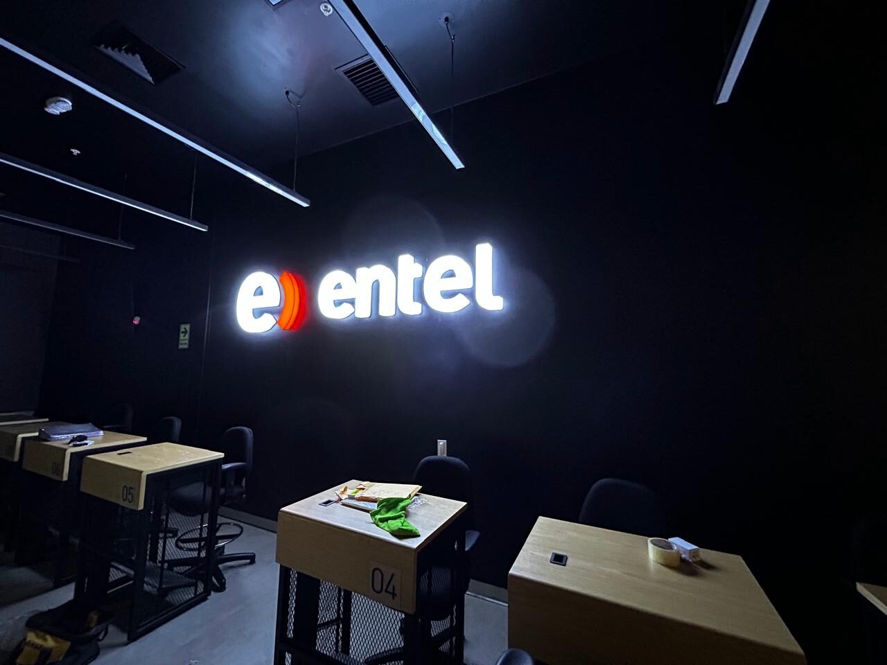 Letrero luminoso TPF Entel Real Plaza Puruchuco