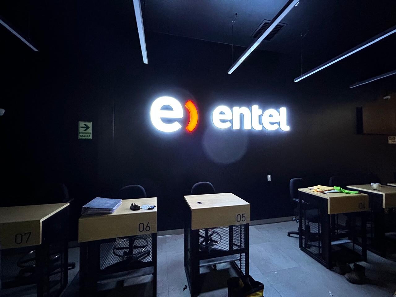 Letrero luminoso TPF Entel Real Plaza Puruchuco